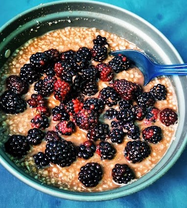 Oatmeal with wild blackberries